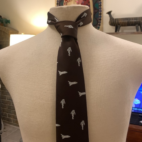 80’s INCREDIBLE SPACE SHUTTLE CHALLENGER AND ASTRONAUT EMBROIDERED NECKTIE. - Picture 2 of 10
